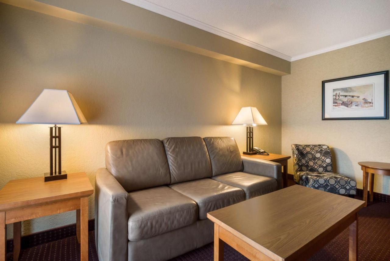 ת'אנדר ביי Best Western Plus Norwester Hotel & Conference Centre מראה חיצוני תמונה