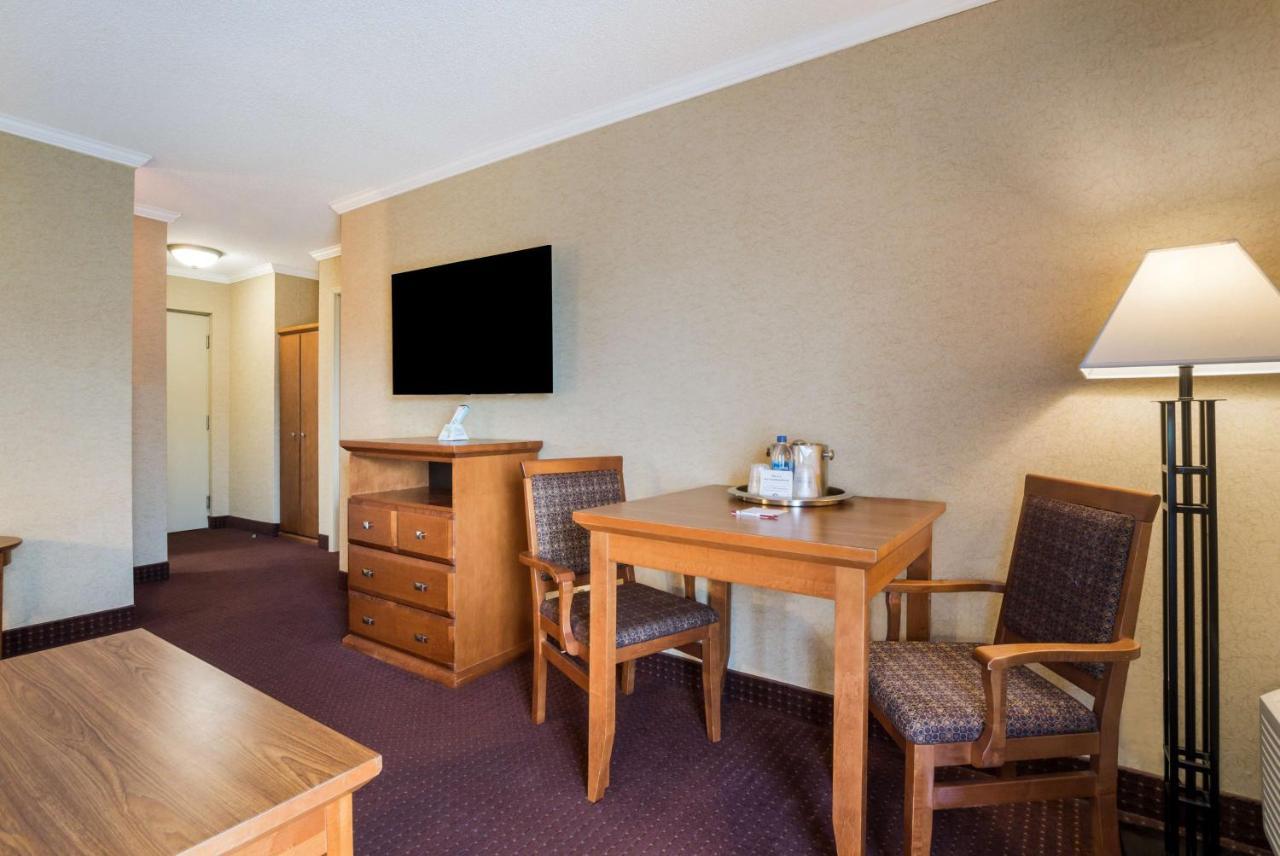 ת'אנדר ביי Best Western Plus Norwester Hotel & Conference Centre מראה חיצוני תמונה