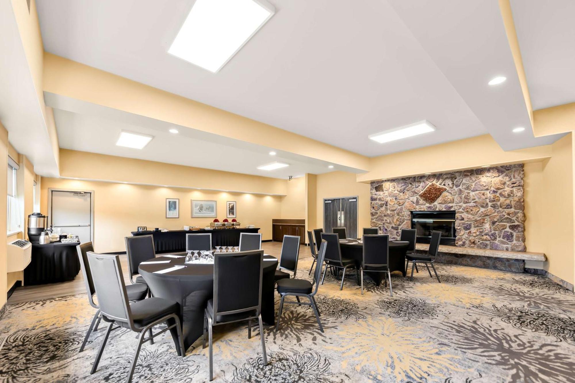 ת'אנדר ביי Best Western Plus Norwester Hotel & Conference Centre מראה חיצוני תמונה