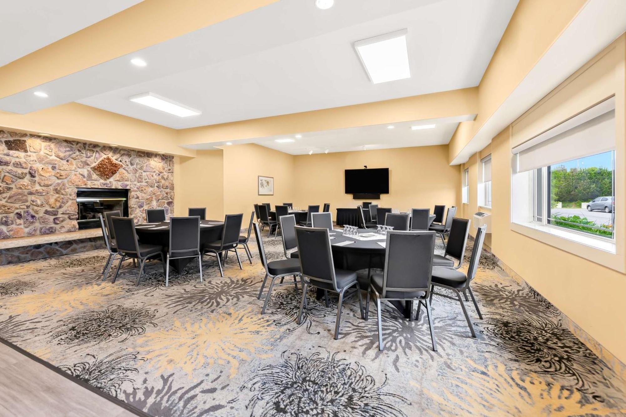 ת'אנדר ביי Best Western Plus Norwester Hotel & Conference Centre מראה חיצוני תמונה